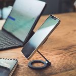 両面マグネット式で簡単にスマホを取り付け、好きな場所に貼り付けられ、2つの関節で高さや角度を自由に調整できる