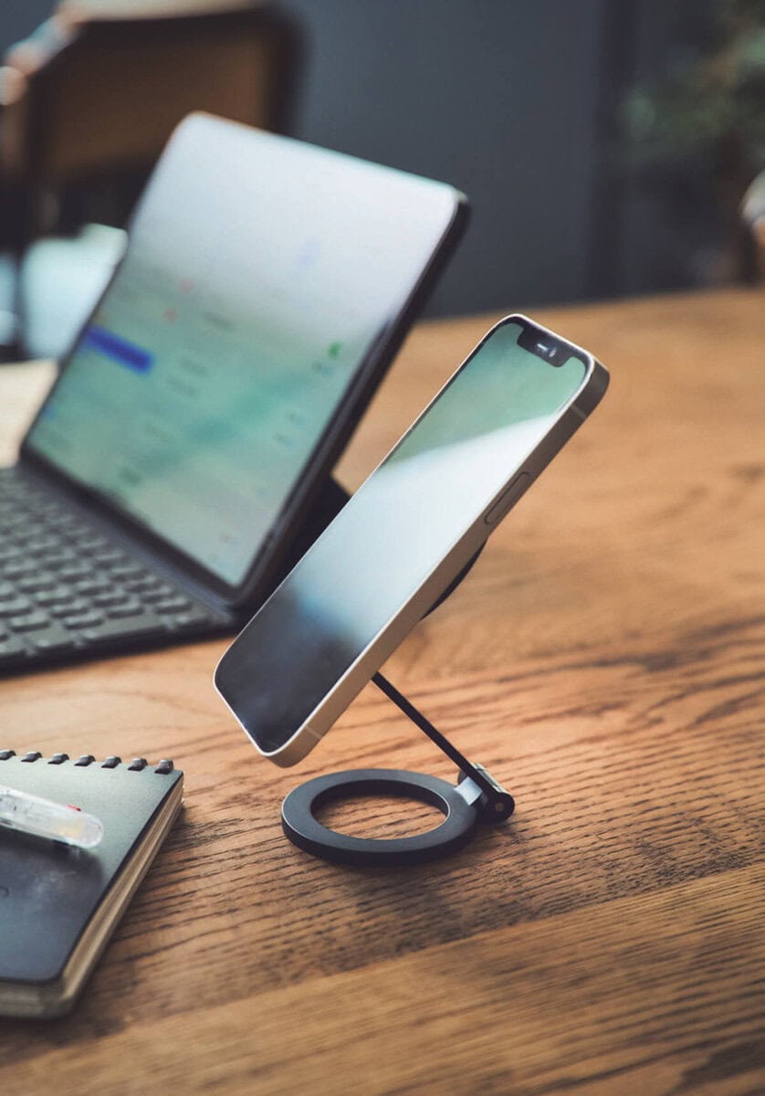 両面マグネット式で簡単にスマホを取り付け、好きな場所に貼り付けられ、2つの関節で高さや角度を自由に調整できる