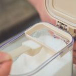 スプーンとすり切り板で計量