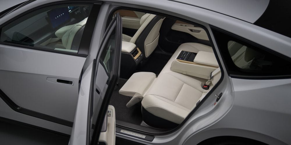 “Rr Comfort package”はリクライニング、オットマン、助手席前倒し機能などを装備