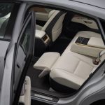 “Rr Comfort package”はリクライニング、オットマン、助手席前倒し機能などを装備