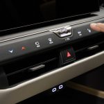 「レスポンシブヒドゥンスイッチ」は物理スイッチを内装に同化させることで機能性と上質さを両立