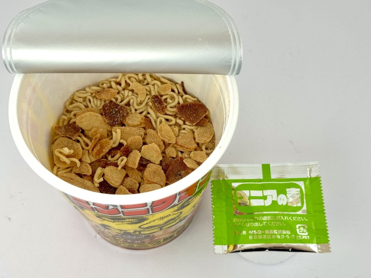 サンヨー食品
ニンニクマニア ニンニク豚醤油味/別添の「マニアの素」を追いがけすることでニンニクの香りと旨味がさらに倍増
