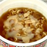 サンヨー食品 ニンニクマニア ニンニク豚醤油味／振り切った感じが満載で、沸き立つニンニクの香りが部屋中に充満します