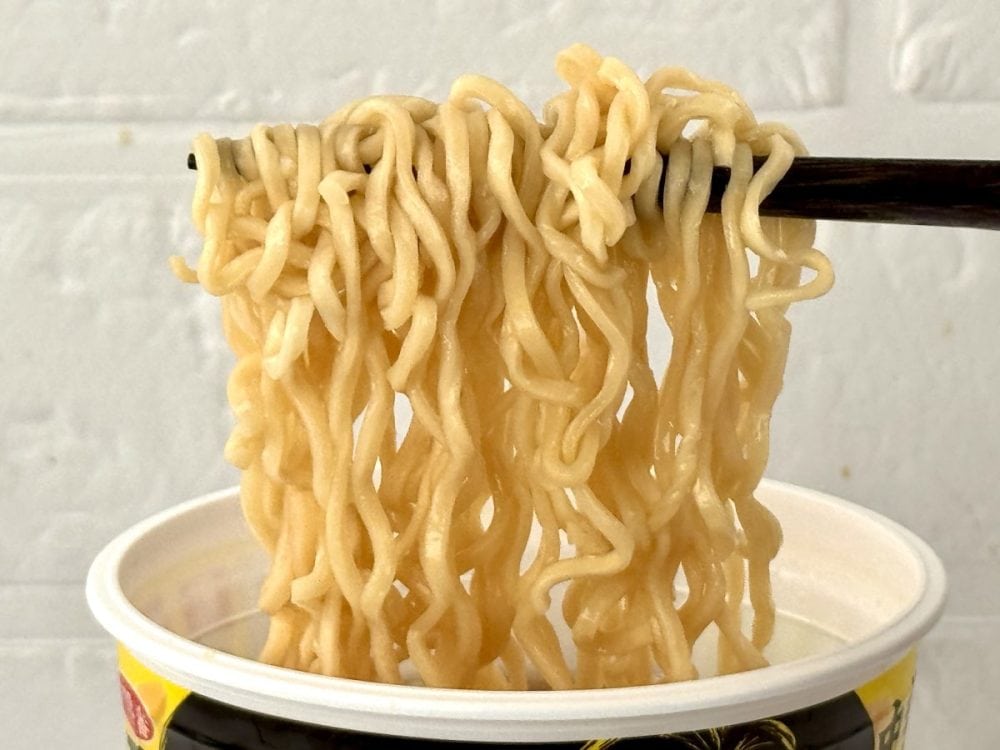 サンヨー食品 ニンニクマニア ニンニク豚醤油味／醤油を練り込んだ角刃フライ麺で、コシとプリッとした心地よい歯ごたえ