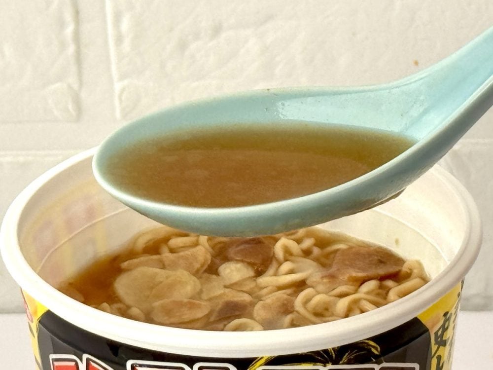 サンヨー食品 ニンニクマニア ニンニク豚醤油味／スープは、ポークの旨みをベースにキレのあるニンニクの風味と醤油のうまみを合わせた豚醤油系。こってりしすぎず、後味がスッと引けるのは設計が丁寧な証拠