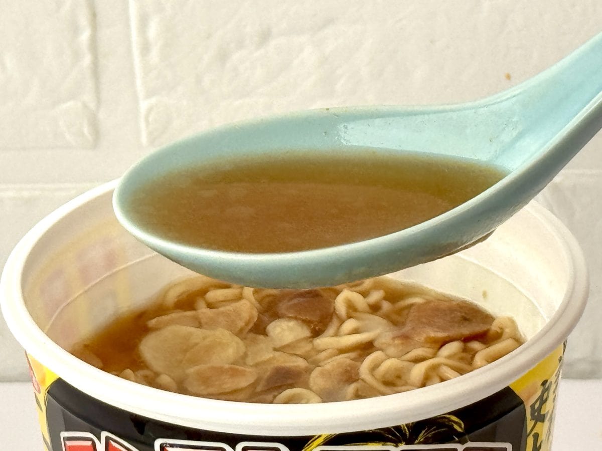 サンヨー食品
ニンニクマニア ニンニク豚醤油味/スープは、ポークの旨みをベースにキレのあるニンニクの風味と醤油のうまみを合わせた豚醤油系。こってりしすぎず、後味がスッと引けるのは設計が丁寧な証拠