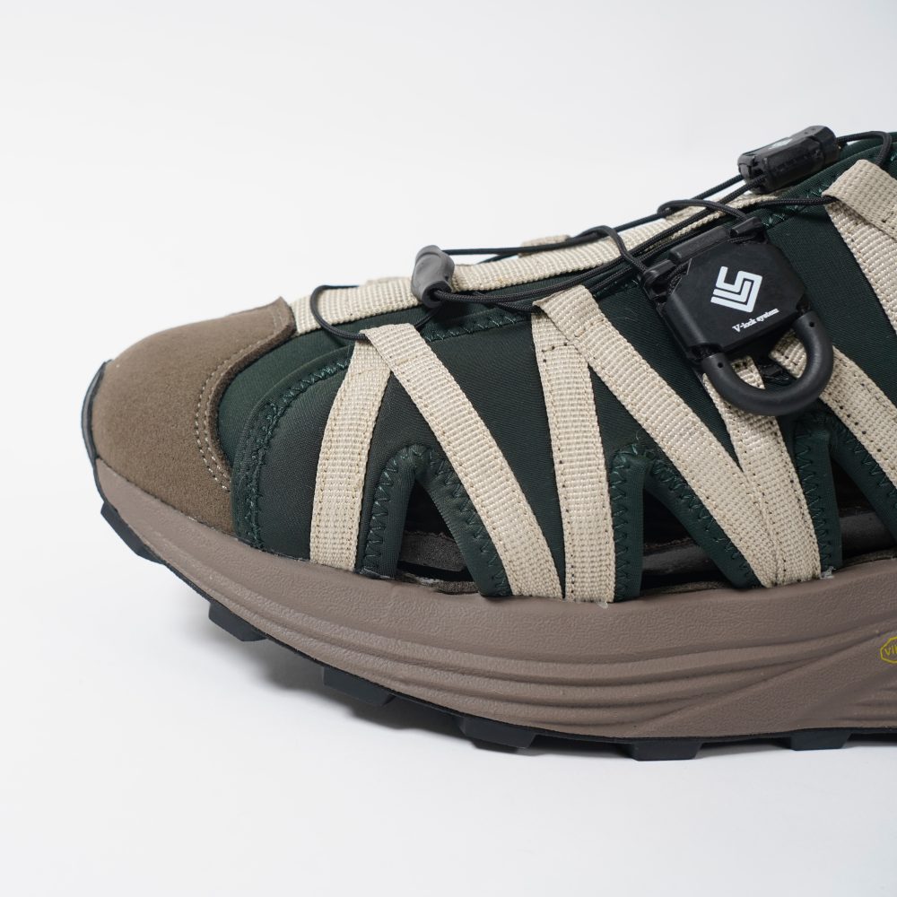 Vibram社の“Rollingaitsystem®”による推進力と“V-lock system”のフィット感を融合。歩行時のストレスを軽減し、長時間でも抜群の履き心地を実現