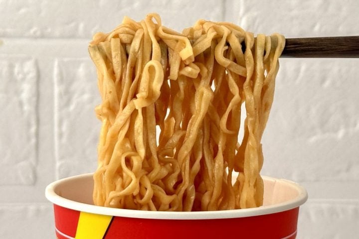 【ヤバうまいカップ麺】マニアがガチ評価!“にんにく×スパイス”狂乱の最新ベスト3「1位は本気すぎる衝撃のカップヌードル」