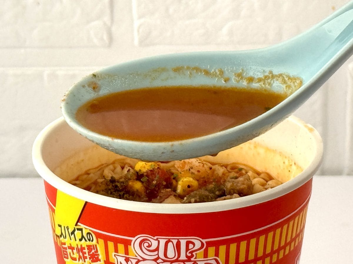 日清食品
カップヌードル スパイスSHOCKカレー／チキンの旨味とトマトの酸味がベースとなって、クミンやコリアンダーなど14種類のスパイスを効かせたコクと旨みと辛味がメリーゴーランドのようにお口の中で踊ります