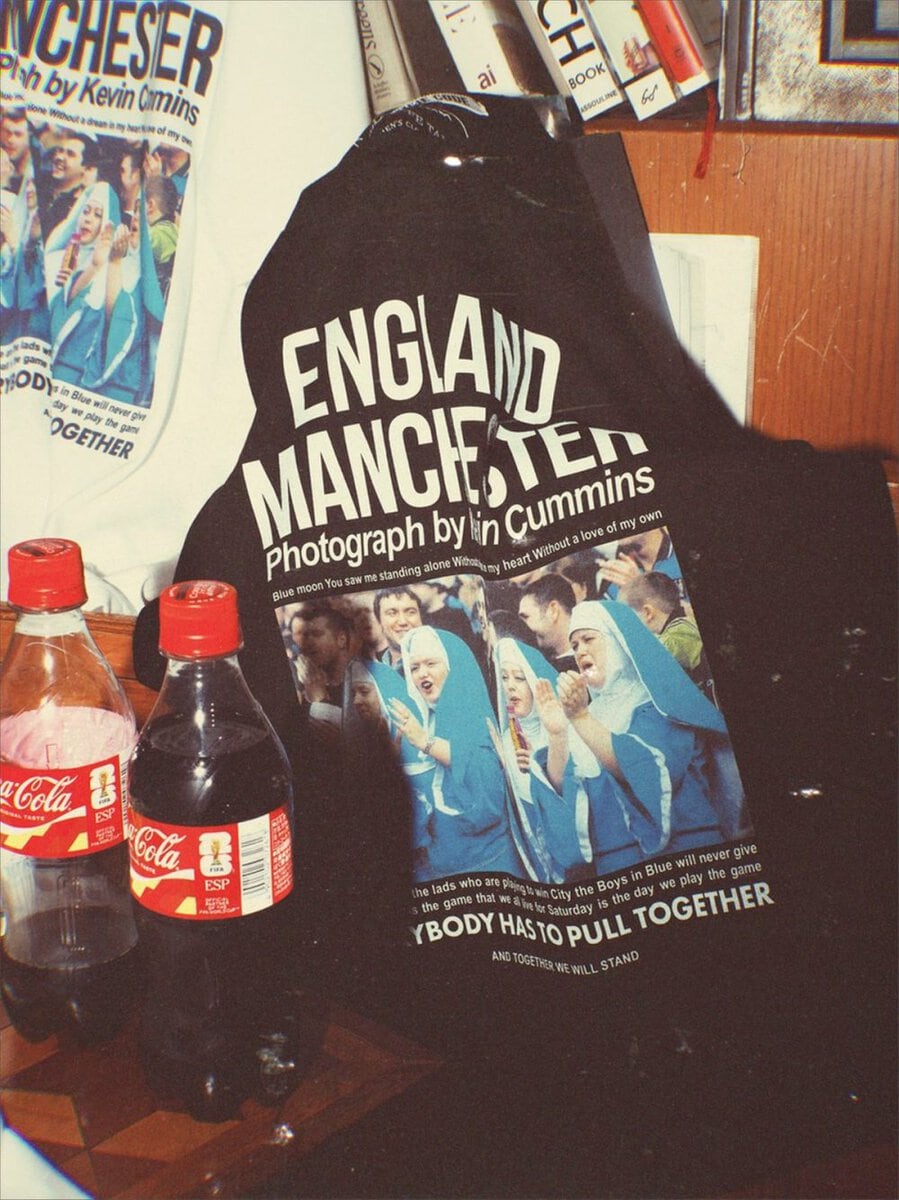 THE CULTURE CODE × Kevin Cummins for WILD LIFE TAILOR「PHOTO T-SHIRT MANCHESTER CITY – SISTERS」￥9,900