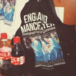 THE CULTURE CODE × Kevin Cummins for WILD LIFE TAILOR「PHOTO T-SHIRT MANCHESTER CITY – SISTERS」¥9,900
