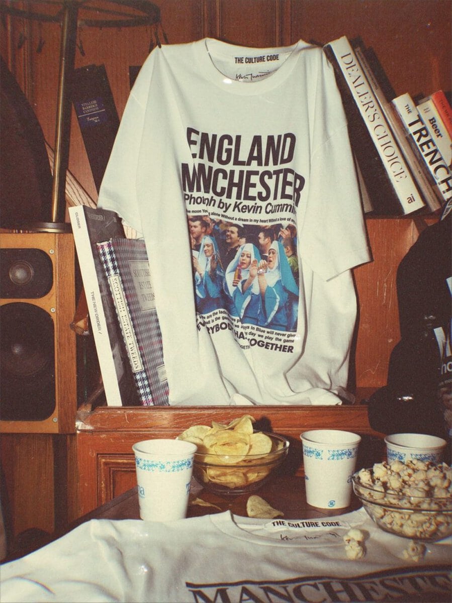 THE CULTURE CODE × Kevin Cummins for WILD LIFE TAILOR「PHOTO T-SHIRT MANCHESTER CITY – SISTERS」￥9,900