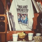 THE CULTURE CODE × Kevin Cummins for WILD LIFE TAILOR「PHOTO T-SHIRT MANCHESTER CITY – SISTERS」¥9,900