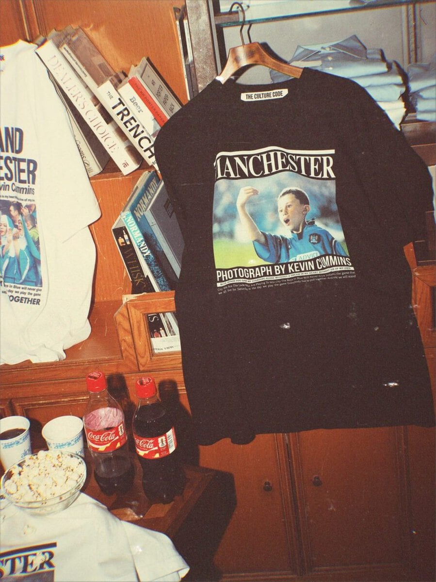 THE CULTURE CODE × Kevin Cummins for WILD LIFE TAILOR「PHOTO T-SHIRT MANCHESTER CITY – BOY」￥9,900／2色展開