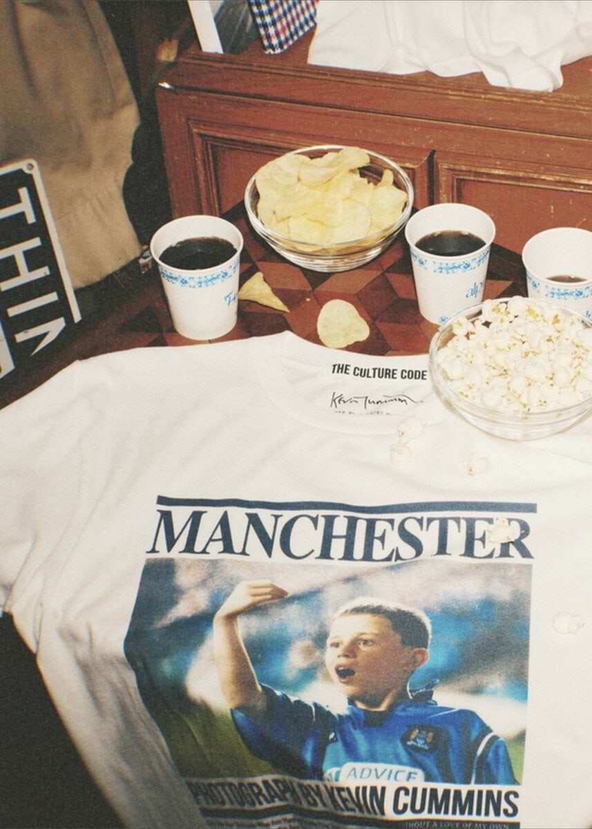 THE CULTURE CODE × Kevin Cummins for WILD LIFE TAILOR「PHOTO T-SHIRT MANCHESTER CITY – BOY」￥9,900／2色展開
