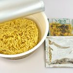 東洋水産 マルちゃん正麺 カップ にんにく塩担々麺／マルちゃん正麺カップが発売10周年を機に開発した「手もみ風麺」。その麺をひっさげて挑んだのが、このにんにく塩担々麺