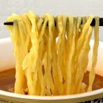 東洋水産 マルちゃん正麺 カップ にんにく塩担々麺／新開発の「手もみ風麺」はまるで手で揉んだような凸凹ある不規則な麺