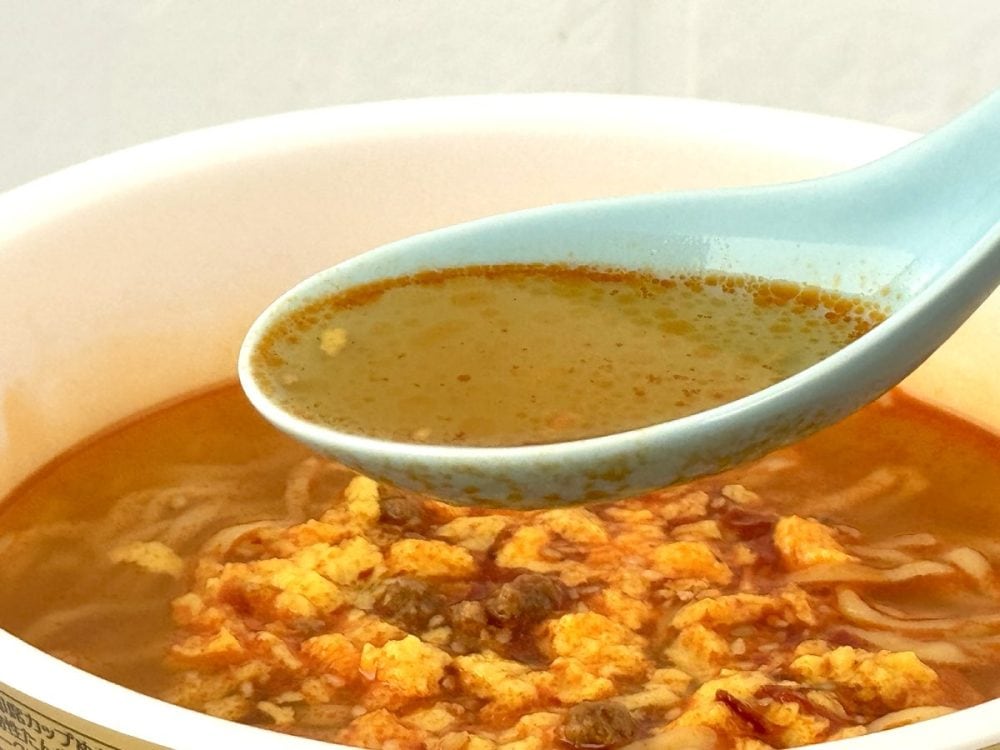 東洋水産 マルちゃん正麺 カップ にんにく塩担々麺／スープはラー油の辛さとにんにくのパンチが利いた塩ベース