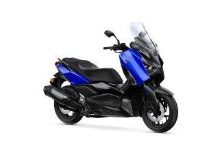 【ヤマハの人気スクーター】ツーリングも余裕の250cc「XMAX ABS」に2026年モデルが登場！MAXシリーズを象徴する新色と快適装備を解説