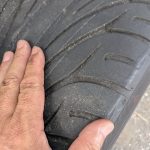 表面にヒビや亀裂がないかを確認。これらは重大トラブルにつながる重要ポイントだ。溝の中にある一段高いところが表面に出たら車検は通らないので交換が必要