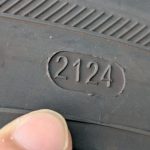 タイヤにはいつ製造されたかが明記されている。4ケタのうち、後ろのふたケタが年を表していて、この場合は2024年。前のふたケタは週を表していて、21週目に作られたことになる