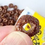 「チョコリング」は加糖ココアパウダーなどが使用されているわりに、エネルギーは100gあたり367kcalと「シュガーコーンフレーク」よりローカロリーで、なおかつ高タンパク質となっています