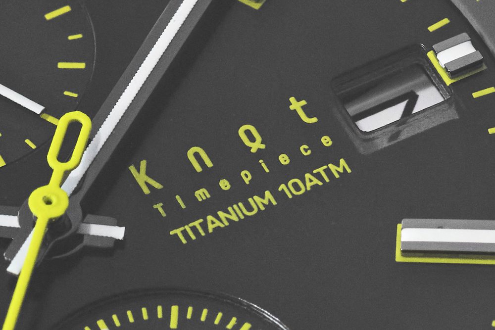 3時位置にあるKnotのブランドネームや機能表示も“アドバンスイエロー”に