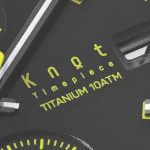 3時位置にあるKnotのブランドネームや機能表示も“アドバンスイエロー”に