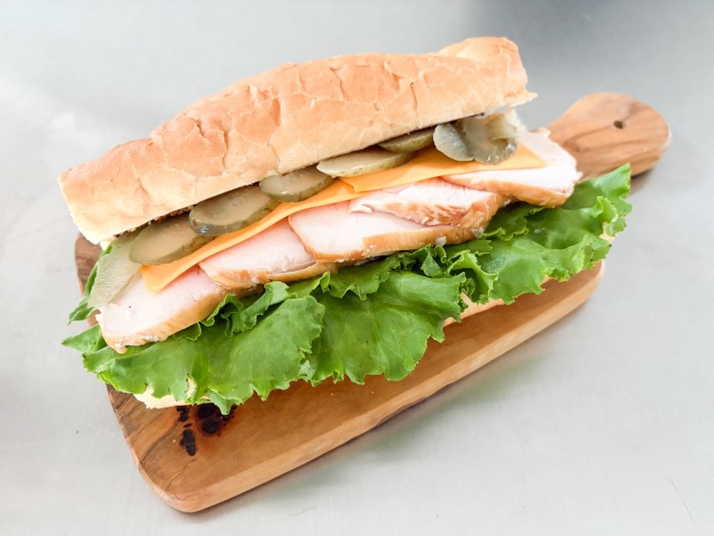 「スモークチキンスライス」って、かなり映え食材というか、アレンジ調理することで輝きを増す商品なんです