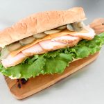 「スモークチキンスライス」って、かなり映え食材というか、アレンジ調理することで輝きを増す商品なんです
