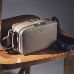 エルゴポックから発売されているお財布ショルダーバッグ「トリヨンラグーン シュリンクレザーウォレットバッグ」