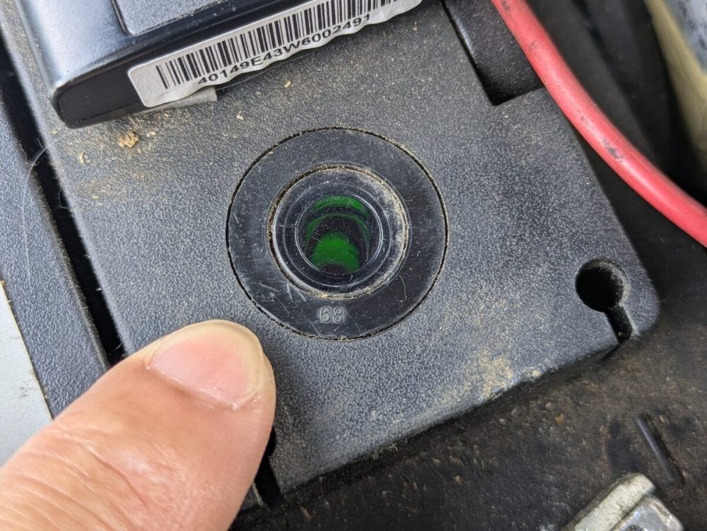 バッテリーは内部の液の状態や充電量が大切。最近のバッテリーは上部に確認用のインジケーターが付いていて、覗いて色で状態がわかる
