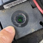 バッテリーは内部の液の状態や充電量が大切。最近のバッテリーは上部に確認用のインジケーターが付いていて、覗いて色で状態がわかる