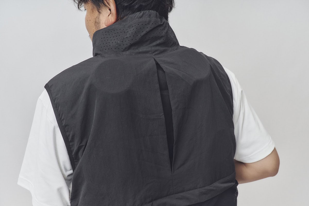 背面中央にアクションプリーツが配置されている