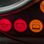 メーター内にあるバッテリーの形をした警告灯はバッテリーの状態を示しているのではなく、発電機の発電状態を表している。点いたら、発電機の不具合が考えられる