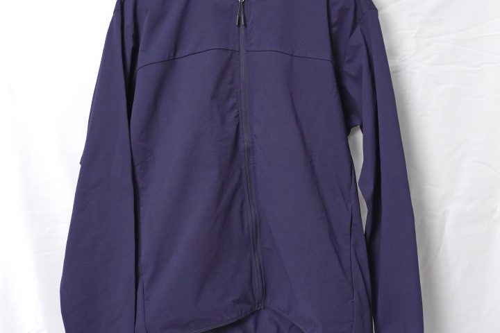 【ワークマン】猛暑でも着る方が涼しい「表面温度-10℃の氷撃ウェア」をレビュー!“腕だけ濡らすのが正解”の気化冷却機能が凄い
