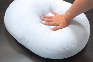「無印良品のこれマジで買い」爆売れクッション最新作はもちもちで涼しい！高コスパすぎる“ひんやりマルチクッション”の実力を徹底解説