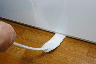 「ニトリのこれ、ガチで最強」隙間掃除の最適解を発見！“ワンコインで買えちゃう掃除グッズ”で部屋が隅々までピカピカになった