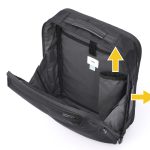 サイドには、縦・横どちらからでも取り出せる「2WAYスルーポケット™」を配置