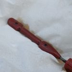 オイルは点検用のスティックを抜いて、先端のラインで量を確認。汚れで消耗はわからないので、時間と走行距離で管理して交換する