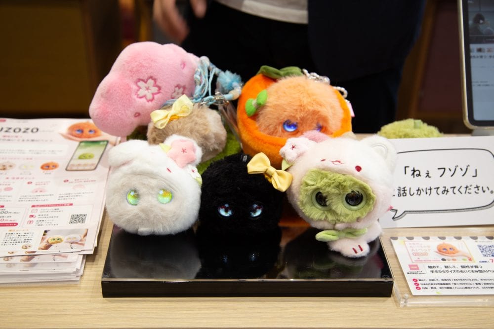 グリーンの「ウワン」はロマンチストでやさしくて好奇心いっぱい、オレンジ色の「フィンフィン」は情熱家で明るくまっすぐな性格、ベージュの「ムクン」は癒し系でそっとそばにいてくれる安心感が魅力、ホワイトの「タミン」は気づかい屋で空気を読みながら絶妙なひとことで場を和ませる、ブラックの「ポルン」はツンデレで寂しがりなのに素直になれないキャラ