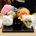 グリーンの「ウワン」はロマンチストでやさしくて好奇心いっぱい、オレンジ色の「フィンフィン」は情熱家で明るくまっすぐな性格、ベージュの「ムクン」は癒し系でそっとそばにいてくれる安心感が魅力、ホワイトの「タミン」は気づかい屋で空気を読みながら絶妙なひとことで場を和ませる、ブラックの「ポルン」はツンデレで寂しがりなのに素直になれないキャラ