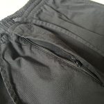 前開きジップがあるのでトイレの際に困ることはありません