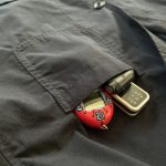 左胸のポケットは少しタイトな作りで、車の鍵&エンジンスターターを入れるのにジャストなサイズ感(筆者はさらに「たまごっち」を入れても余裕でした)