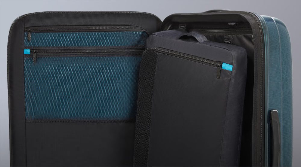 内装には収納のをサポートするディバイダーや荷崩れを防ぐクロスストラップやファスナー付きポケットが付属
