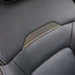 G、そしてX+のシートは黒い合皮を使い高級感がある