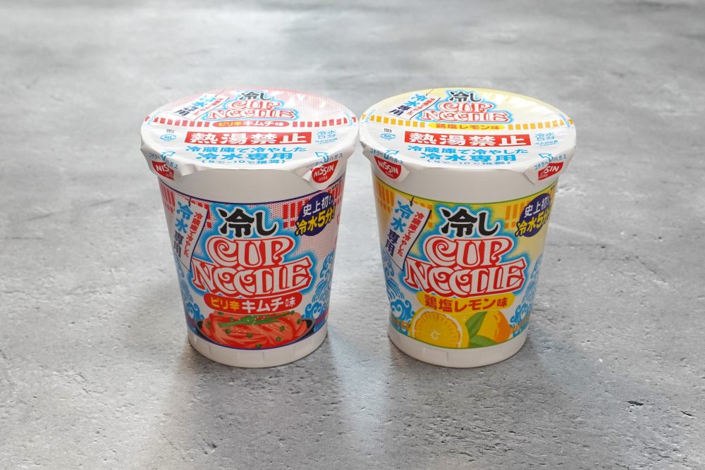 (左)冷しカップヌードル ピリ辛キムチ味 ¥285(税別) (右)冷しカップヌードル 鶏塩レモン味 ¥285(税別)