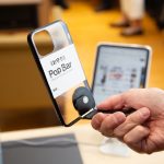 スマホでもタブレットでも装着可能！ 防災笛も備わった縦・横置き対応のスタンド×グリップ×自撮り棒の特許ガジェット「3WAYスマホスタンドPop Bar」の無敵を実体験！