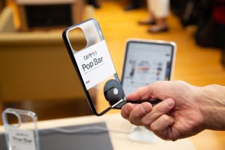 【文部科学大臣賞のスマホスタンド!?】防災ホイッスル搭載で“スマホ指”も防ぐ発明レベルの「Pop Bar」の無敵さを実体験。ただのガジェットじゃない！